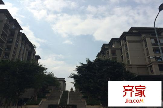 隆鑫愛琴海小區(qū)主入口實景（2015-9）