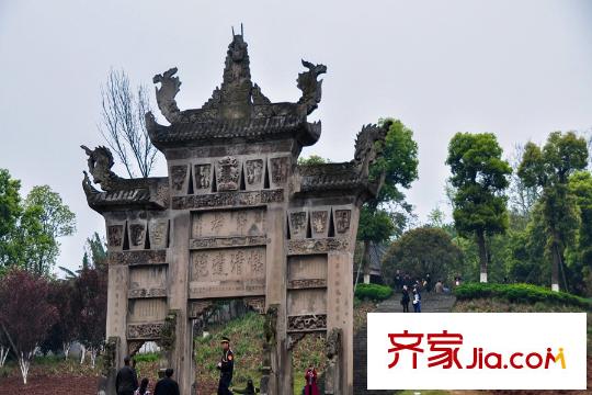 世茂茂悅府高層周邊照母山森林公園