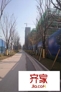 融創(chuàng)凡爾賽領(lǐng)館小區(qū)入口實(shí)景（2015.3.12）