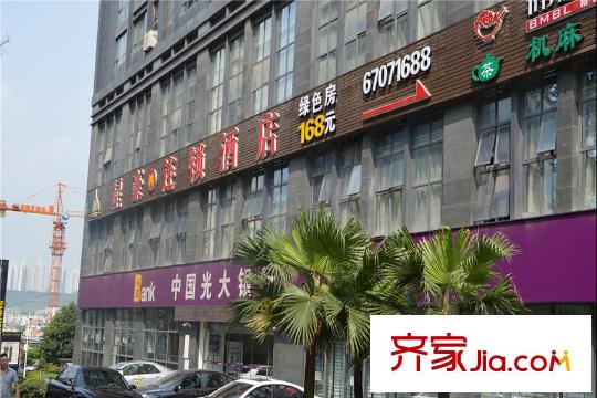 融創(chuàng)竣爵堡周邊商業(yè)街