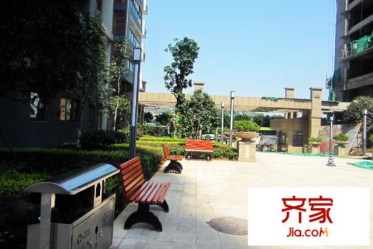 國(guó)盛三千城項(xiàng)目小區(qū)門口實(shí)景（2015.09.10）