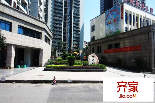 國(guó)盛三千城項(xiàng)目小區(qū)門口實(shí)景（2015.09.10）