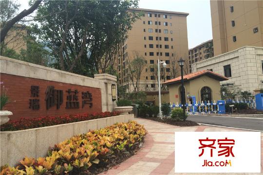 景瑞御藍(lán)灣小高層小區(qū)入口實(shí)景（2015-9）