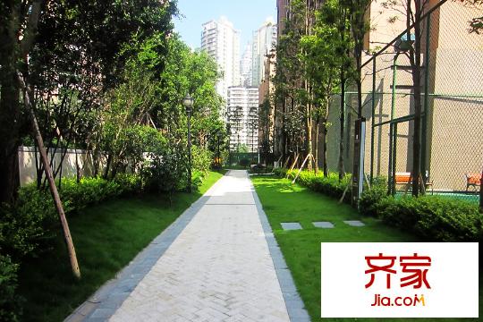 財(cái)信沙濱城市項(xiàng)目小區(qū)綠化實(shí)景（2015.09.10）