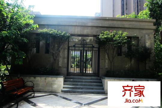 財(cái)信沙濱城市項(xiàng)目小區(qū)泳池門口實(shí)景（2015.09.10）