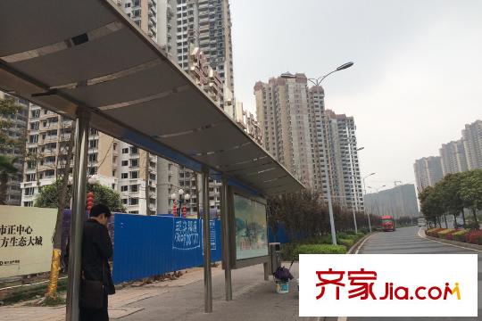 華宇上院項目對面公交站