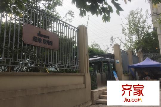 綠地海外灘小區(qū)入口實(shí)景（2015-9）