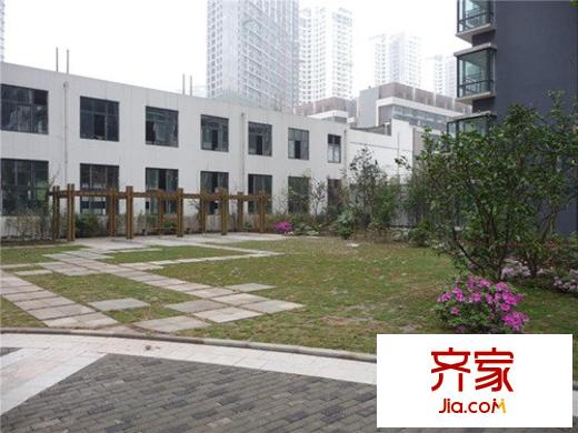 巨成龍灣實(shí)景圖中庭景觀
