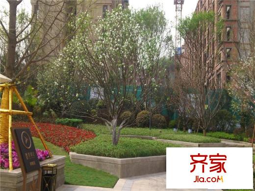 協(xié)信春山臺小區(qū)花園（2013.06）