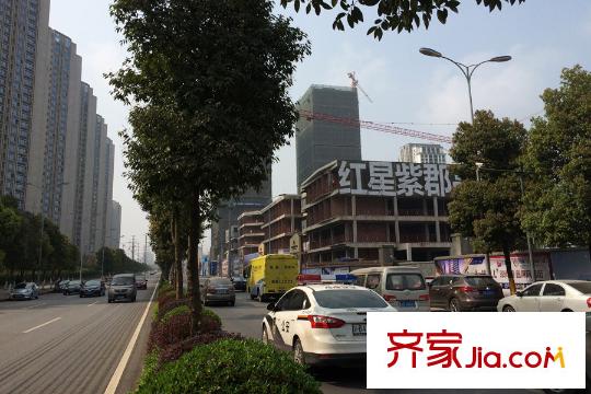 力帆紅星國(guó)際廣場(chǎng)玫瑰天街項(xiàng)目南側(cè)金州大道