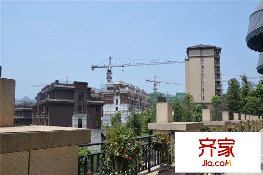 金科中央御院售樓部外休息區(qū)實(shí)景（2015-3）