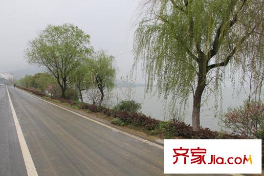 東山天境家和院小區(qū)環(huán)太湖大道正對面的太湖