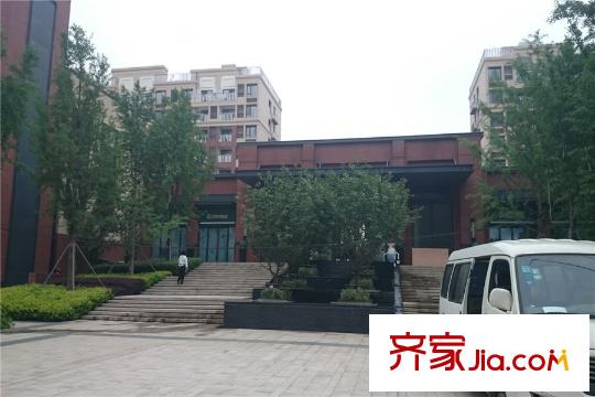 萬科北宸之光東側(cè)200米處商業(yè)街