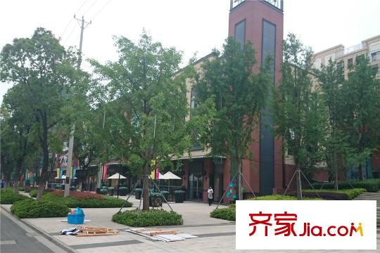 萬科北宸之光東側(cè)200米處商業(yè)街