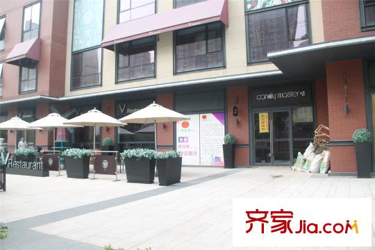 萬(wàn)科北宸之光項(xiàng)目東側(cè)200米處商業(yè)街