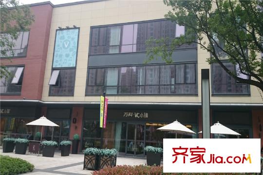 萬(wàn)科北宸之光東側(cè)200米處商業(yè)街