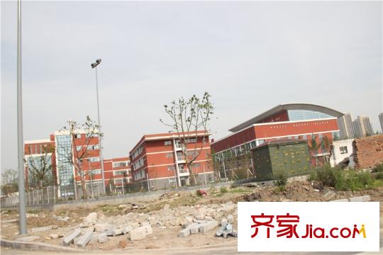 保利悅平方米項(xiàng)目西2公里獨(dú)墅湖小學(xué)