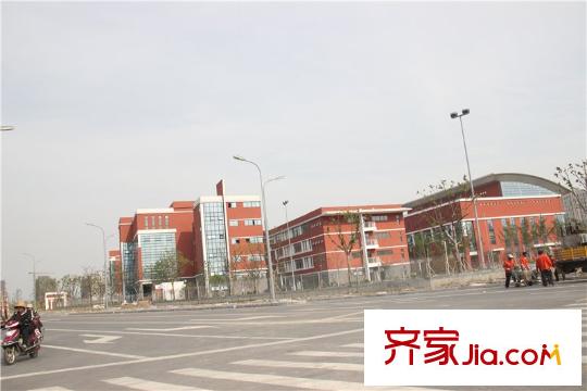 保利悅平方米項(xiàng)目西2公里獨(dú)墅湖小學(xué)