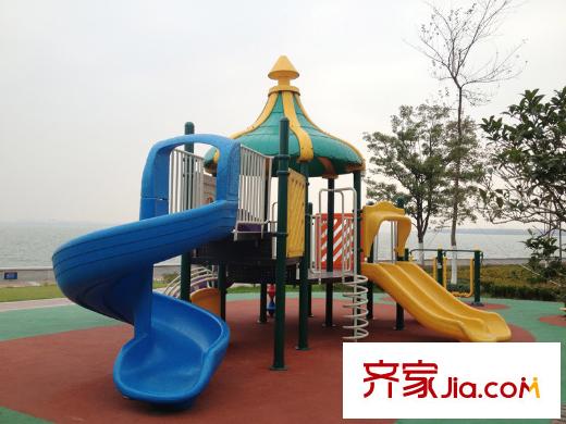 恒熙湖庭配套圖項(xiàng)目所在湖濱花園社區(qū)內(nèi)步行200米游樂場