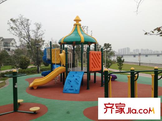 恒熙湖庭配套圖項(xiàng)目所在湖濱花園社區(qū)內(nèi)步行200米游樂場