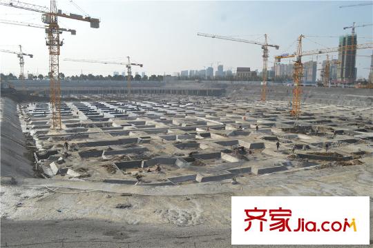 九龍倉碧堤半島光輝歲月配套圖項(xiàng)目東側(cè)2000米尹山湖商業(yè)水街施工現(xiàn)場
