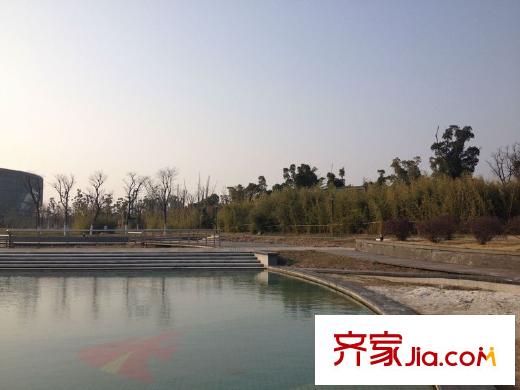 九龍倉碧堤半島光輝歲月配套圖項(xiàng)目西側(cè)500米尹山湖運(yùn)動公園