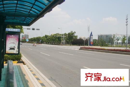 綠城蘇州御園向北100米公交站臺(tái)