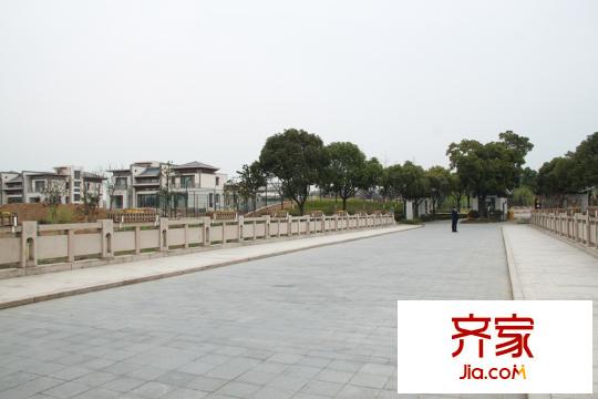太湖高爾夫山莊項(xiàng)目入口處實(shí)景2012.4.10