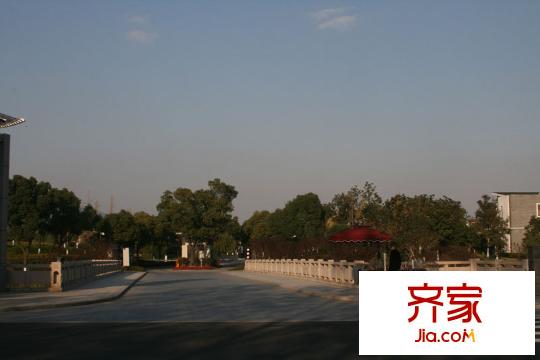 太湖高爾夫山莊進(jìn)入小區(qū)的通道2010.11.23