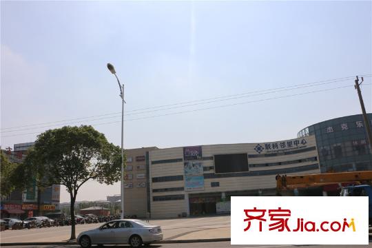 金科廊橋水岸項(xiàng)目西邊300米鄰里中心實(shí)景2015.10.15