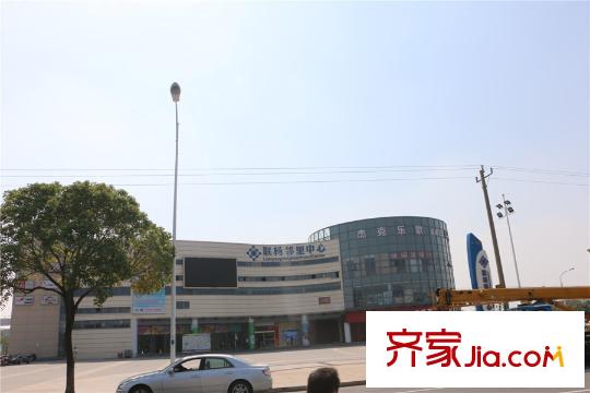 金科廊橋水岸項(xiàng)目西邊300米鄰里中心實(shí)景2015.10.15