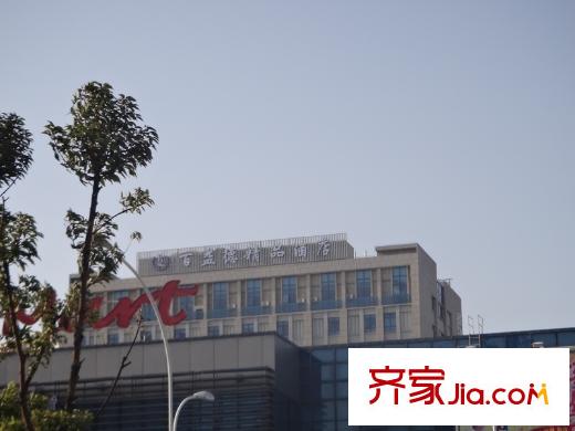 鴻運(yùn)家園距離項(xiàng)目780米的百益得精品酒店