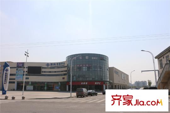金科廊橋水岸項(xiàng)目西邊300米鄰里中心實(shí)景2015.10.15
