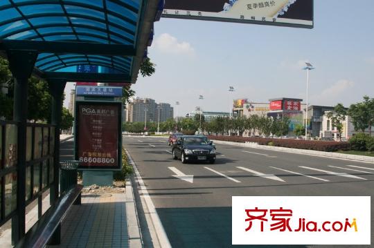 東方之門東邊200米公交車站