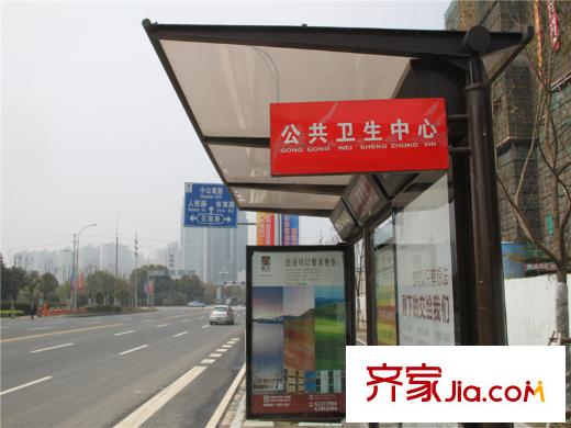 偉業(yè)金域華府向東約500米公交站臺
