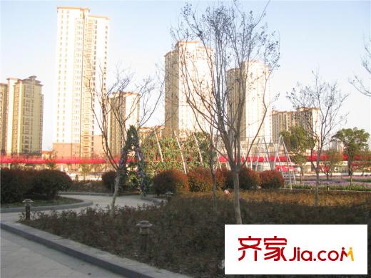 花好月圓小區(qū)向西10米元和塘風(fēng)景帶