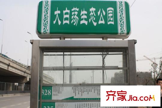 惠澤云錦城距離項目50米的公交站臺