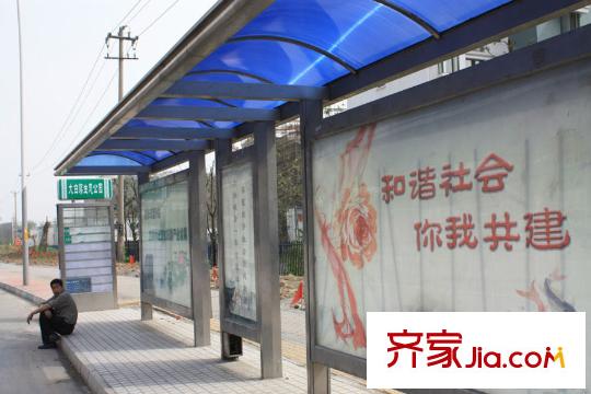 惠澤云錦城距離項目50米的公交站臺