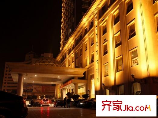 紫金灣向東200米白金漢爵大酒店