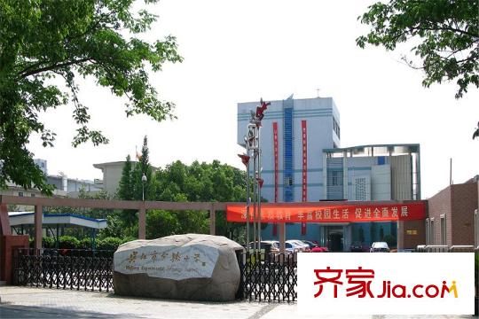 偉業(yè)濱河名墅 向東南約100米吳江實驗小學(xué)