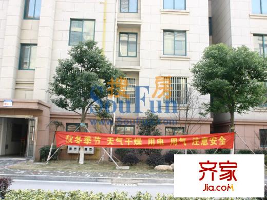 錦澤華府小區(qū)內(nèi)橫幅2013.1.10