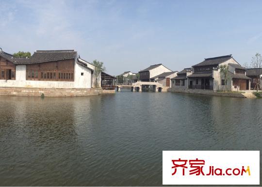 橡逸灣向北500米盛澤湖