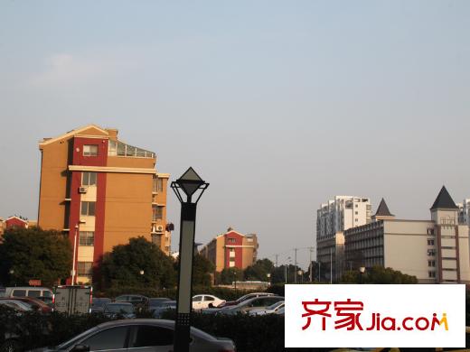 首開(kāi)班芙春天向東3公里處中翔小商品市場(chǎng)停車(chē)場(chǎng)