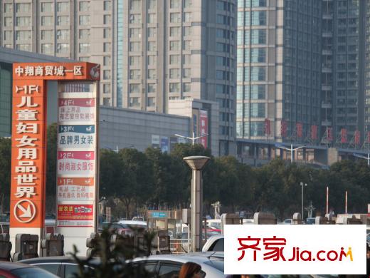 首開(kāi)班芙春天向東3公里處中翔小商品市場(chǎng)指示牌