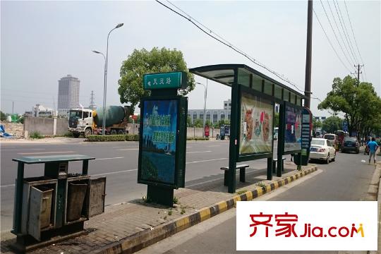 朗詩東吳綠郡項目正前方100米處公交站