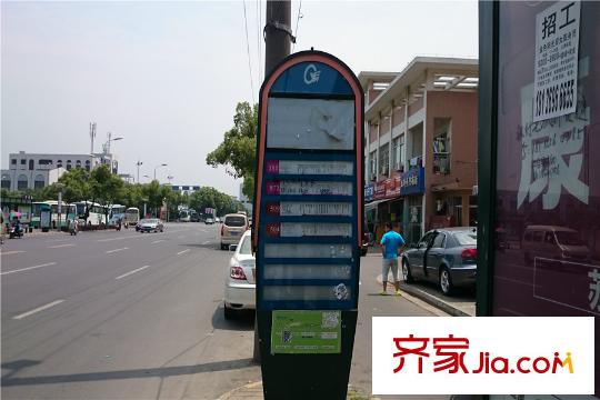 朗詩(shī)東吳綠郡項(xiàng)目正前方100米處公交站