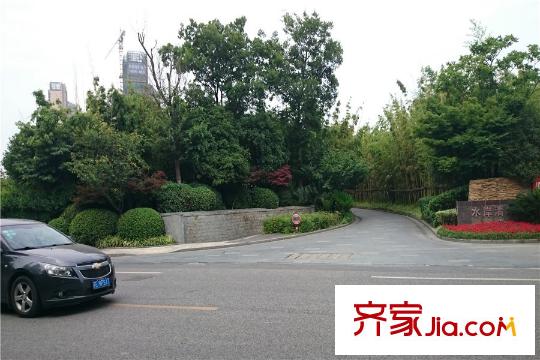 翠湖灣項(xiàng)目正前方100米處小石湖風(fēng)景