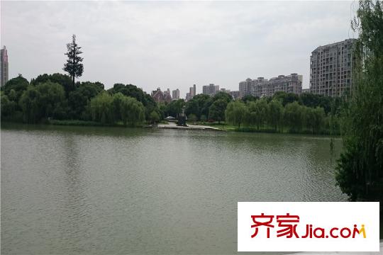 翠湖灣項(xiàng)目正前方100米處小石湖風(fēng)景
