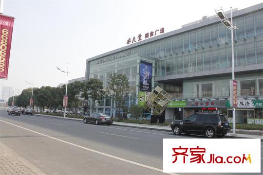 秦馀山莊項(xiàng)目北側(cè)1000米處美食廣場(chǎng)