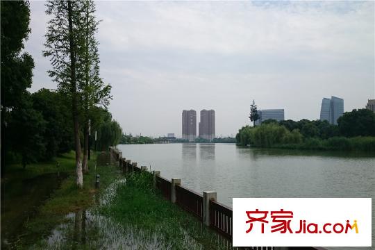 翠湖灣項(xiàng)目正前方100米處小石湖風(fēng)景